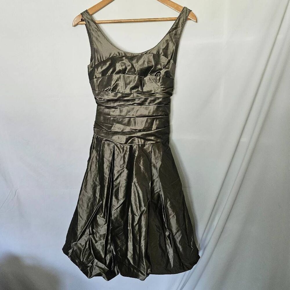 Vera Wang 100% Silk Scoop Neck Sleeveless Bubble Hem Cocktail Dress sz 4